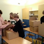 Uczniowie szykują szlachetną paczkę 01.jpg