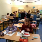 Uczniowie szykują szlachetną paczkę 04.jpg