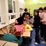 Uczniowie szykują szlachetną paczkę 05.jpg