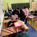 Uczniowie szykują szlachetną paczkę 06.jpg