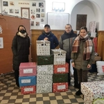 Uczniowie szykują szlachetną paczkę 08.jpg