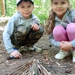 Zajęcia terenowe klasy 1b Leśni tropiciele 03.jpg