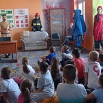 Wyjście klasy 1b do sali edukacyjnej Ognik 01.jpg