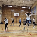 Wspólny trening piłki siatkowej nauczycieli i uczniów 03.jpg