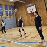 Wspólny trening piłki siatkowej nauczycieli i uczniów 02.jpg