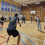 Nauczyciele naszej szkoły spotykają się na wspólnych treningach siatkówki 03.jpg