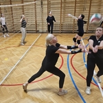 Nauczyciele naszej szkoły spotykają się na wspólnych treningach siatkówki 08.jpg