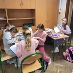 Kl. 4_ 5 i 6 odprawiały Drogę Krzyżową i malowały stacje 03.jpg