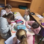 Kl. 4_ 5 i 6 odprawiały Drogę Krzyżową i malowały stacje 06.jpg