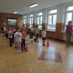 Zajęcia wychowania fizycznego w klasach młodszych 01.jpg