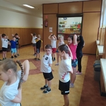 Zajęcia wychowania fizycznego w klasach młodszych 06.jpg