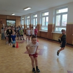 Zajęcia wychowania fizycznego w klasach młodszych 08.jpg