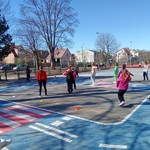 Młode trenerki z 8b w akcji - Sportowe zajęcia dla 3b 03.jpg