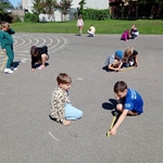 Matematyka w ruchu – klasa I a uczy się na świeżym powietrzu 01.jpg