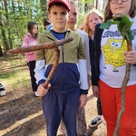 5b na lekcji historii z Panem Jerzym Sulżykiem wybrała się do pobliskigo lasu 02.jpg