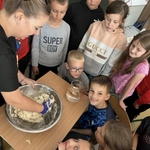 Wyjątkowa lekcja w klasie 3b – piekli chleb i robili masło! 02.jpg