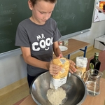 Wyjątkowa lekcja w klasie 3b – piekli chleb i robili masło! 04.jpg