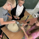 Wyjątkowa lekcja w klasie 3b – piekli chleb i robili masło! 06.jpg