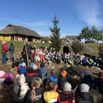 Wyprawa w czasie – klasy 1B_ 2A_ 2B i 2C w Mamuciej Dolinie 10.jpg