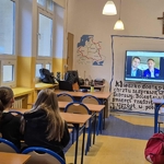 Spotkanie z kosmosem – klasa 8a w rozmowie z astronautą dr Sławoszem Uznańskim-Wiśniewskim 01.jpg