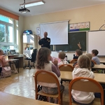 Bezpieczna droga do szkoły – zajęcia ze Strażą Miejską dla klas pierwszych 01.jpg