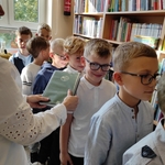 Pasowanie na czytelnika – klasy drugie w bibliotece szkolnej 02.jpg
