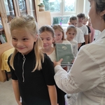 Pasowanie na czytelnika – klasy drugie w bibliotece szkolnej 03.jpg
