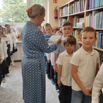 Pasowanie na czytelnika – klasy drugie w bibliotece szkolnej 04.jpg