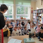 Pasowanie na czytelnika – klasy drugie w bibliotece szkolnej 01.jpg