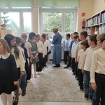 Pasowanie na czytelnika – klasy drugie w bibliotece szkolnej 05.jpg