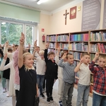 Pasowanie na czytelnika – klasy drugie w bibliotece szkolnej 07.jpg
