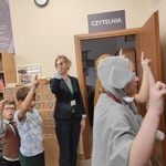 Pasowanie na czytelnika – klasy drugie w bibliotece szkolnej 08.jpg