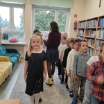 Pasowanie na czytelnika – klasy drugie w bibliotece szkolnej 09.jpg