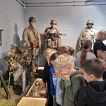 Lekcja historii w Muzeum Wojska Polskiego – klasa 3c w podróży przez czas - 09.jpg
