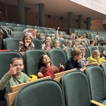 Uczniowie klas 0_ 1c i 3b uczestniczyli we wspaniałym spektaklu muzycznym Jaś i Małgosia - 01.jpg