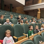 Uczniowie klas 0_ 1c i 3b uczestniczyli we wspaniałym spektaklu muzycznym Jaś i Małgosia - 02.jpg