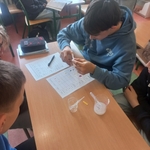 Uczniowie klas 7 podczas zajęć chemii wcielili się w rolę młodych badaczy - 01.jpg