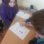 Uczniowie klas 7 podczas zajęć chemii wcielili się w rolę młodych badaczy - 02.jpg