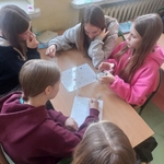 Uczniowie klas 7 podczas zajęć chemii wcielili się w rolę młodych badaczy - 03.jpg