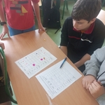 Uczniowie klas 7 podczas zajęć chemii wcielili się w rolę młodych badaczy - 06.jpg