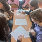 Uczniowie klas 7 podczas zajęć chemii wcielili się w rolę młodych badaczy - 04.jpg