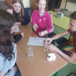 Uczniowie klas 7 podczas zajęć chemii wcielili się w rolę młodych badaczy - 05.jpg