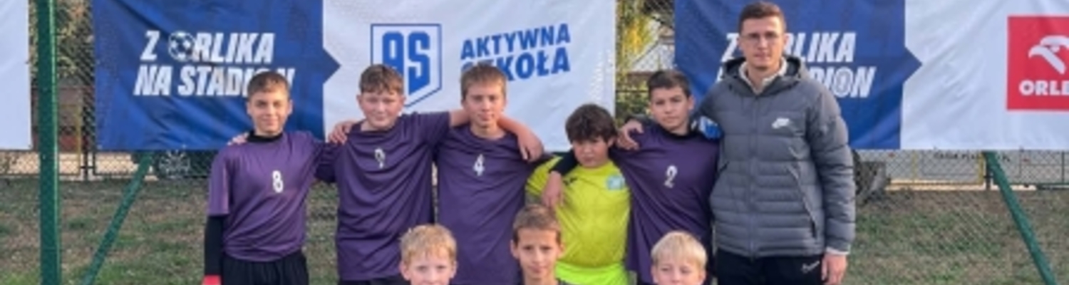 Świetny występ naszych uczniów w turnieju piłkarskim Z Orlika na Stadion - 01.jpg