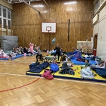 Wspólne kibicowanie naszej lokalnej drużynie UKS 06.jpg
