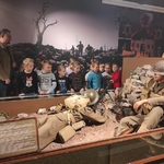 uczniowie I b spędzili w Muzeum Wojska 03.jpg