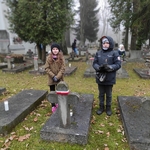 Uczniowie na Cmentarzu Wojskowym 03.jpg