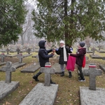 Uczniowie na Cmentarzu Wojskowym 04.jpg