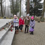 Uczniowie na Cmentarzu Wojskowym 06.jpg