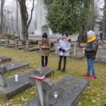 Uczniowie na Cmentarzu Wojskowym 07.jpg