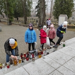 Uczniowie na Cmentarzu Wojskowym 10.jpg
